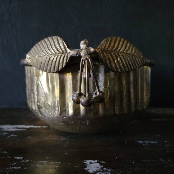 Vtg Hammered Brass Bowl / Dish with Brass Cherry Handles, Brass Planter - Picture 5 of 7